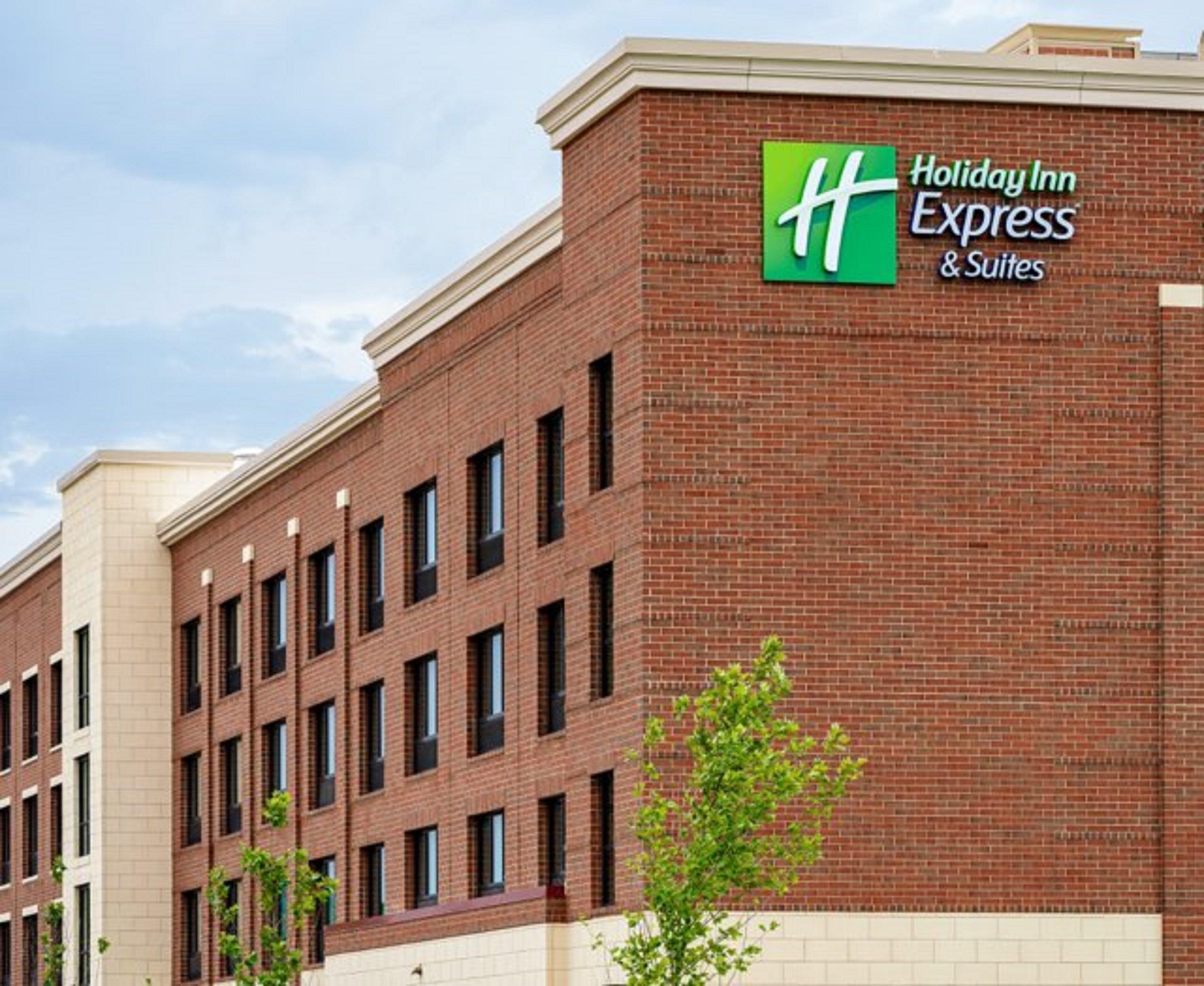 Express & - Berry Farms By Ihg